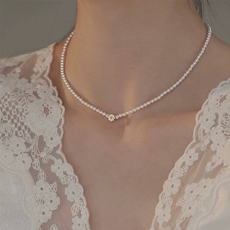 Dainty Daisy Pearl Necklace – Elegant Small Beaded Choker for Women